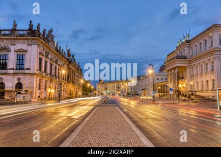 Der berühmte Boulevard unter den Linden in Berlin mit seinen historischen Gebäuden bei Nacht Stockfoto