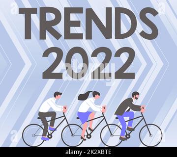 Textbeschriftung zur Darstellung von Trends 2022. Unternehmensübersicht die vorherrschende Tendenz im kommenden Jahr wurde im Internet ausführlich diskutiert drei Kollegen fahren Fahrrad und repräsentieren erfolgreiche Teamarbeit. Stockfoto