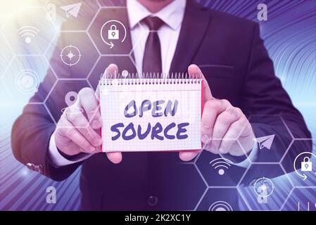 Textunterschrift für Open Source. Wort für Software, die den ursprünglichen Quellcode frei verfügbar macht Geschäftsmann im Anzug, der einen Notizblock hält, der für erfolgreiche Teamarbeit steht. Stockfoto