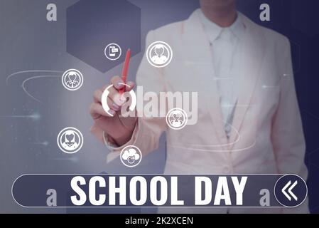 Text zeigt Inspiration School Day. Das Internet-Konzept beginnt von sieben oder acht Uhr bis drei Uhr. Dort lernt man die Dame im Anzug, die einen Stift hält, der für erfolgreiche Teamarbeit steht. Stockfoto