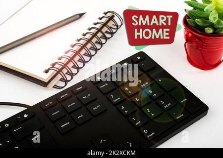 Textunterschrift für Smart Home. Internet-Konzeptautomatisierungssystem Steuerung Beleuchtung Klima Unterhaltungssysteme Computer Tastatur und Symbol. Informationsmedium für Kommunikation. Stockfoto