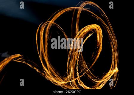 Schusslinie im Dunkeln. Flammenstruktur. Stockfoto