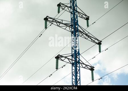 Pole elektrischer Übertragungsleitungen. Hochspannung. Elektrische Kabel gegen den Himmel. Stockfoto