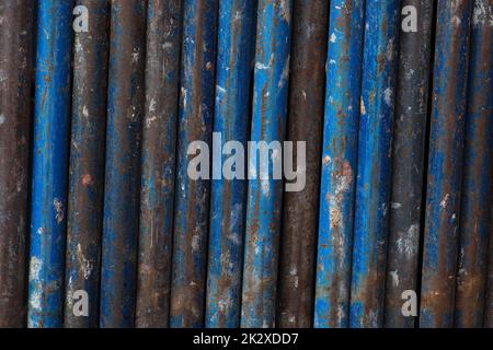 Vertikale Rostmetalllinien blauer Hintergrund für industrielle Eisenstruktur Stockfoto