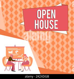 Schild mit der Aufschrift „Open House“. Internetkonzept Sie können immer kommen, wann immer Sie wollen Fühlen Sie sich zu Hause Kollegen sitzen auf dem Schreibtisch mit Laptoppapieren mit Diagrammen Konversation zeigen Stockfoto