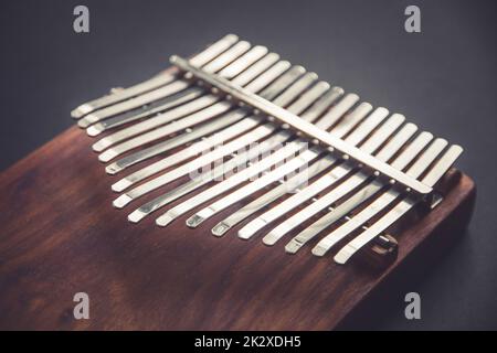 Traditioneller Kalimba aus Holz, isoliert auf Schwarz Stockfoto