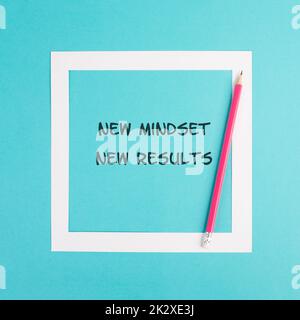 Neue Denkweise Neue Ergebnisse stehen auf dem Papier, Coaching-Strategie, optimistisches und positives Denken, erfolgreicher Lebensstil Stockfoto