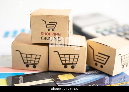 Online-Shopping-Box mit Kreditkarte und Rechner auf Grafik. Finanzhandel Import Export Business-Konzept. Stockfoto