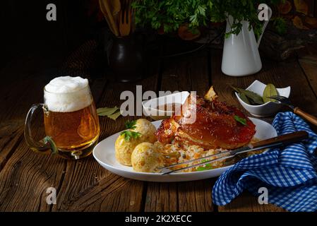 Schweinshaxe mit Sauerkraut und süßem Senf Stockfoto