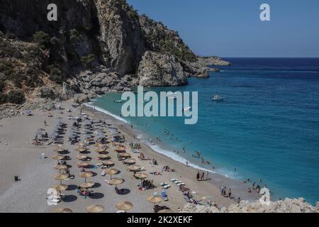 Karpathos, Griechenland. 11. August 2021. Genera Blick auf Kyra Panagia Strand, Karpathos Insel. Karpathos ist die zweitgrößte Insel des griechischen dodekanischen Inselkomplexes in der südöstlichen Ägäis. Die Insel Karpathos hat immer noch ihre traditionelle Lebensweise, wie das Dorf Olympos, wo die Einheimischen noch immer die traditionellen Kostüme tragen. (Foto von Maria Makraki/SOPA Images/Sipa USA) Quelle: SIPA USA/Alamy Live News Stockfoto