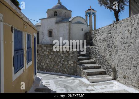 Karpathos, Griechenland. 10. August 2021. Eine alte Kirche im Dorf Olympos auf der Insel Karpathos. Karpathos ist die zweitgrößte Insel des griechischen dodekanischen Inselkomplexes in der südöstlichen Ägäis. Die Insel Karpathos hat immer noch ihre traditionelle Lebensweise, wie das Dorf Olympos, wo die Einheimischen noch immer die traditionellen Kostüme tragen. (Foto von Maria Makraki/SOPA Images/Sipa USA) Quelle: SIPA USA/Alamy Live News Stockfoto