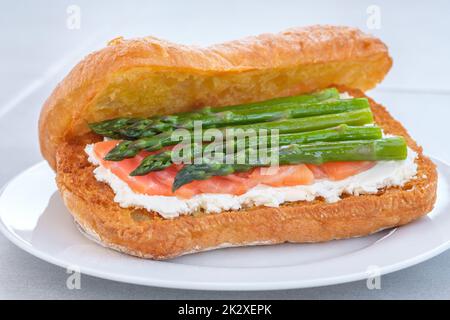 Lachs-Spargel-Sandwich Stockfoto