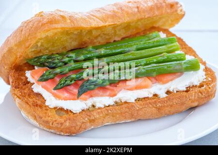 Lachs-Spargel-Sandwich Stockfoto