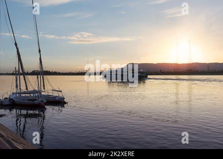 Kreuzfahrtschiff auf dem Nil Stockfoto