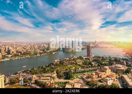 Sonnenuntergang über dem Stadtbild von Kairo Stockfoto
