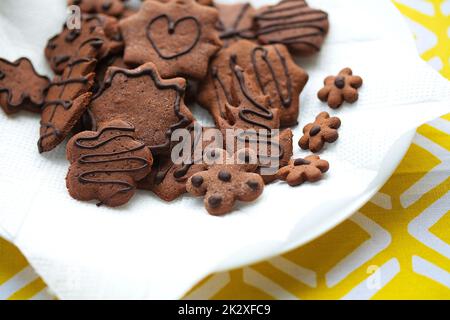 Gemischte Cookies auf einem weißen Teller Stockfoto