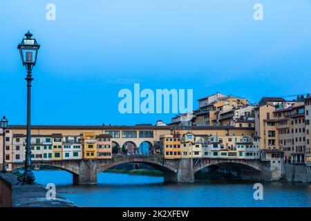 Sonnenuntergang auf der Ponte Vecchio - Alte Brücke - in Florenz, Italien. Erstaunliches blaues Licht vor dem Abend. Stockfoto