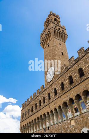 Florenz, Italien. Der alte Palastturm - genannt Palazzo Vecchio - mit blauem Himmel. Platz kopieren, niemand. Stockfoto