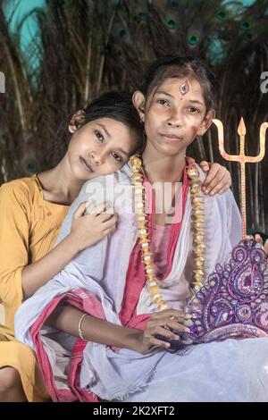 Der wahre Geist von Puja -Fotoshooting für ungeliebte unterprivilegierte Kinder. Stockfoto