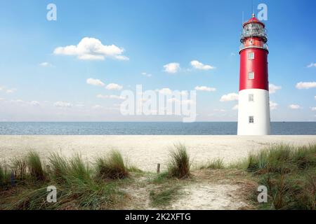 Alter Leuchtturm Suchscheinwerfer Strahl durch Meeresluft. Stockfoto