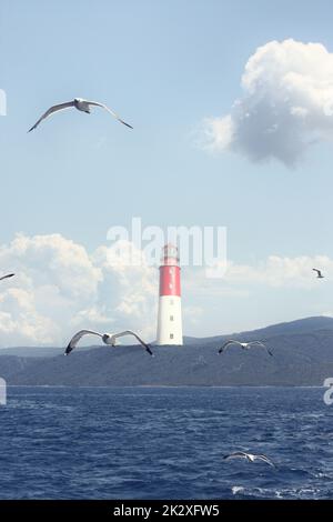 Alter Leuchtturm Suchscheinwerfer Strahl durch Meeresluft. Stockfoto