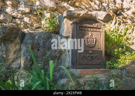 Alte Mailbox in einer alten französischen Stadt. Vintage. Antikes Postfach Stockfoto