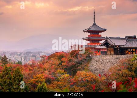 Sonnenaufgang über Sanjunoto Pagode und Tempel Kiyomizu-dera in die Herbstsaison, Kyoto Stockfoto