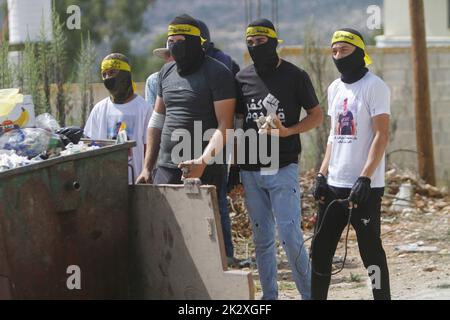 Nablus, Palästina. 23. September 2022. Nablus, Palästina. 23. September 2022. Maskierte palästinensische Demonstranten wurden während der Demonstration gegen israelische Siedlungen im Dorf Kafr Kaddoum in der Nähe der Stadt Nablus im Westjordanland gesehen. Kredit: SOPA Images Limited/Alamy Live Nachrichten Gutschrift: SOPA Images Limited/Alamy Live Nachrichten Stockfoto