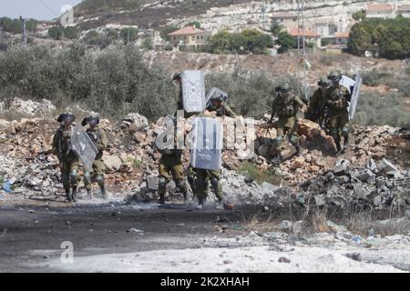 Nablus, Palästina. 23. September 2022. Israelische Soldaten nehmen während der Demonstration gegen israelische Siedlungen im Dorf Kafr Kaddoum in der Nähe der Stadt Nablus im Westjordanland Stellung. (Foto von Nasser Ishtayeh/SOPA Images/Sipa USA) Quelle: SIPA USA/Alamy Live News Stockfoto