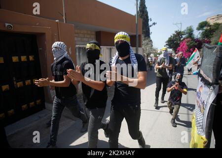 Nablus, Palästina. 23. September 2022. Maskierte palästinensische Demonstranten wurden während der Demonstration gegen israelische Siedlungen im Dorf Kafr Kaddoum in der Nähe der Stadt Nablus im Westjordanland gesehen. (Foto von Nasser Ishtayeh/SOPA Images/Sipa USA) Quelle: SIPA USA/Alamy Live News Stockfoto