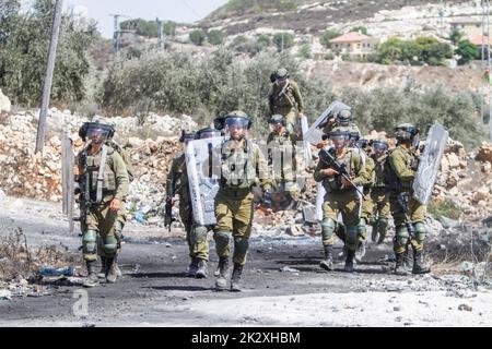 Nablus, Palästina. 23. September 2022. Israelische Soldaten konfrontieren palästinensische Demonstranten während der Demonstration gegen israelische Siedlungen im Dorf Kafr Kaddoum in der Nähe der Stadt Nablus im Westjordanland. (Foto von Nasser Ishtayeh/SOPA Images/Sipa USA) Quelle: SIPA USA/Alamy Live News Stockfoto