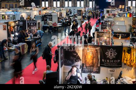 Berlin, Deutschland. 23. September 2022. Zahlreiche Menschen schauen sich die Stände der Internationalen Tattoo Convention Berlin 30. an. Die Veranstaltung dauert vom 23. Bis 25. September 2022. Quelle: Monika Skolimowska/dpa/Alamy Live News Stockfoto