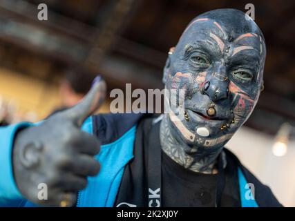 Berlin, Deutschland. 23. September 2022. Das Tattoo-Model Maximo Magneto besucht die Internationale Tattoo Convention Berlin 30.. Die Veranstaltung dauert vom 23. Bis 25. September 2022. Quelle: Monika Skolimowska/dpa/Alamy Live News Stockfoto