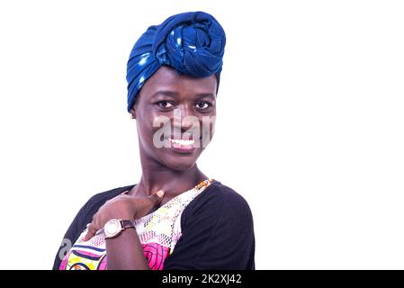 Porträt einer schönen jungen afrikanischen Frau, die Kopftuch trägt und lächelt, während sie auf die Kamera schaut. Stockfoto