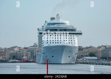 Blick auf das majestätische Kreuzschiff, das am Hafen von Messina festgemacht ist, mit Himmel im Hintergrund Stockfoto