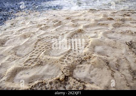 Fußabdrücke von Sohlen im Sand Stockfoto