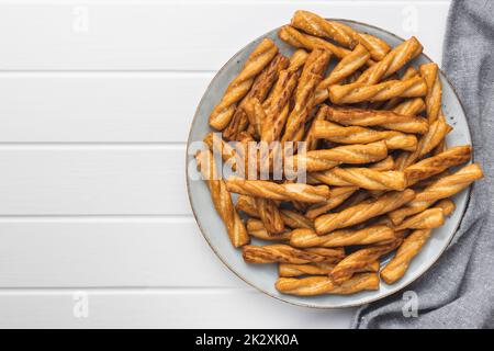 Gesalzene Brezelstöcke. Gesalzene Cracker auf dem Teller. Stockfoto