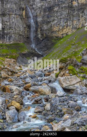 Typische Alpenlandschaft mit Wasserfällen, Schweizer Alpen bei Klausenstraße, Spiringen, Kanton Uri, Schweiz Stockfoto