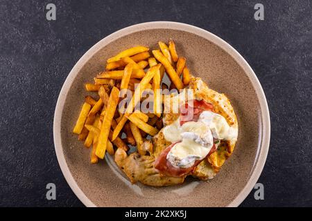 Typische tschechische Küche Hähnchenscheibe mit Schinken und Camembert mit pommes frites gebacken Stockfoto