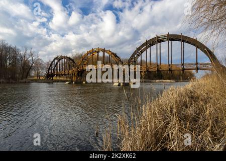 Holzbrücke im Naturschutzgebiet Balaton-Felvideki, Kis-Balaton, Transdanubien, Ungarn Stockfoto