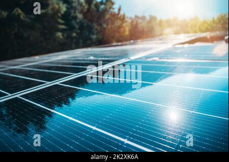 Erneuerbare Energieanlage mit Solarpanel auf dem Dach Stockfoto