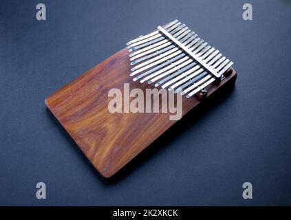 Traditioneller Kalimba aus Holz, isoliert auf Schwarz Stockfoto