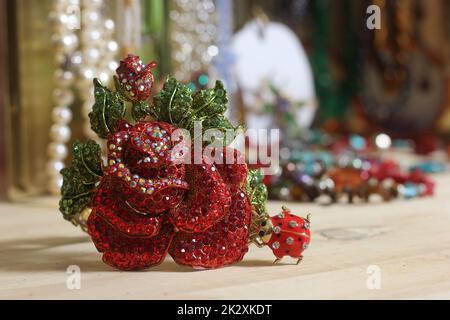 Klassisches Armband mit Rhinestone-Rosen und Schmuckkästchen im Hintergrund Stockfoto