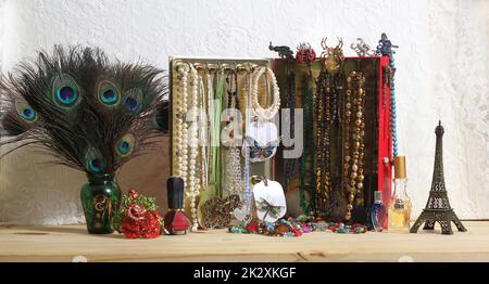 Schmuckkästchen aus altem Bonbonglas und magnetischen Haken am Frisiertisch Stockfoto