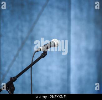 Auf einer Bühne befindet sich ein Mikrofon, das während einer Pause nicht verwendet wird. Stockfoto