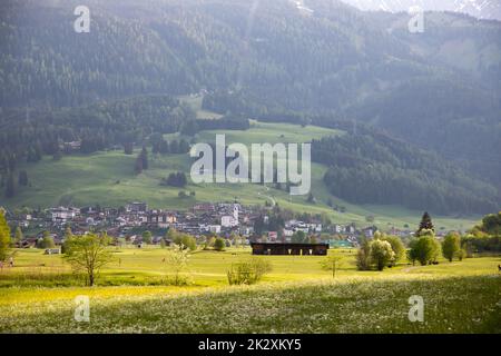 Das Alpendorf Lermoos im Frühjahr, Österreich Stockfoto