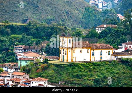 Eine der zahlreichen historischen Kirchen im Barockstil in der Stadt Ouro Preto Stockfoto