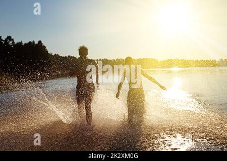 Gruppe von Freunden, die Spaß am Strand haben. Stockfoto