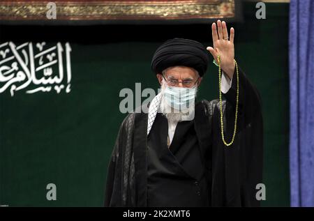 Teheran, Iran. 17. September 2022. Der iranische Oberste Führer Ayatollah Ali Khamenei winkt während einer Zeremonie anlässlich der Arbaeen am 17. September 2022 in Teheran, Iran. Kredit: Handout/Büro des iranischen Obersten Führers/Alamy Live News Stockfoto