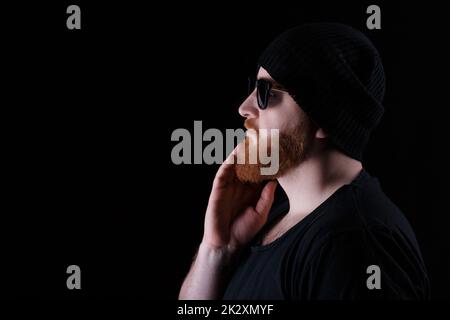 Bärtiger Mann mit Sonnenbrille und Hut Stockfoto